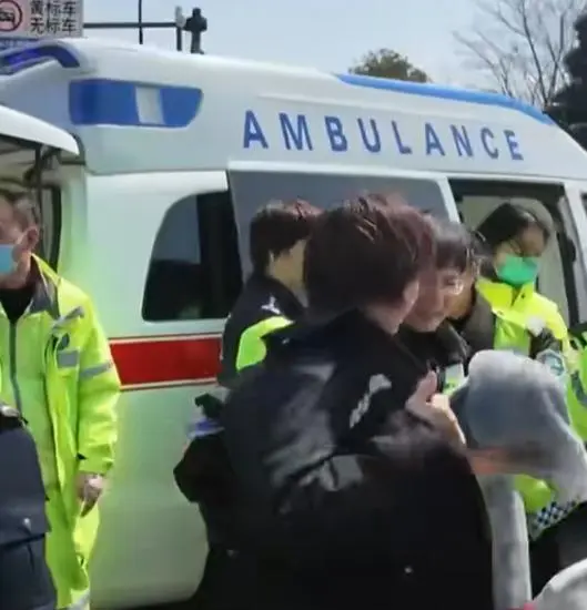 宁波一女警脱下制服遮挡车内产子的孕妇！